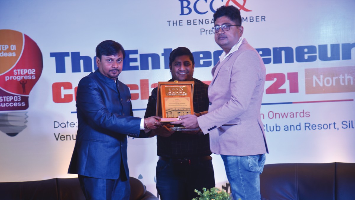 Representative from the office of Mr. Kuntal Ghosh, Educationist receiving recognition from Mr. Anirban Biswas, Chairperson, North Bengal Development − Taskforce, The Entrepreneurs’ Committee, The Bengal Chamber of Commerce and Industry and Mr. Binod Homagai, Co−Chairperson, The Entrepreneurs’ Committee, The Bengal Chamber of Commerce and Industry