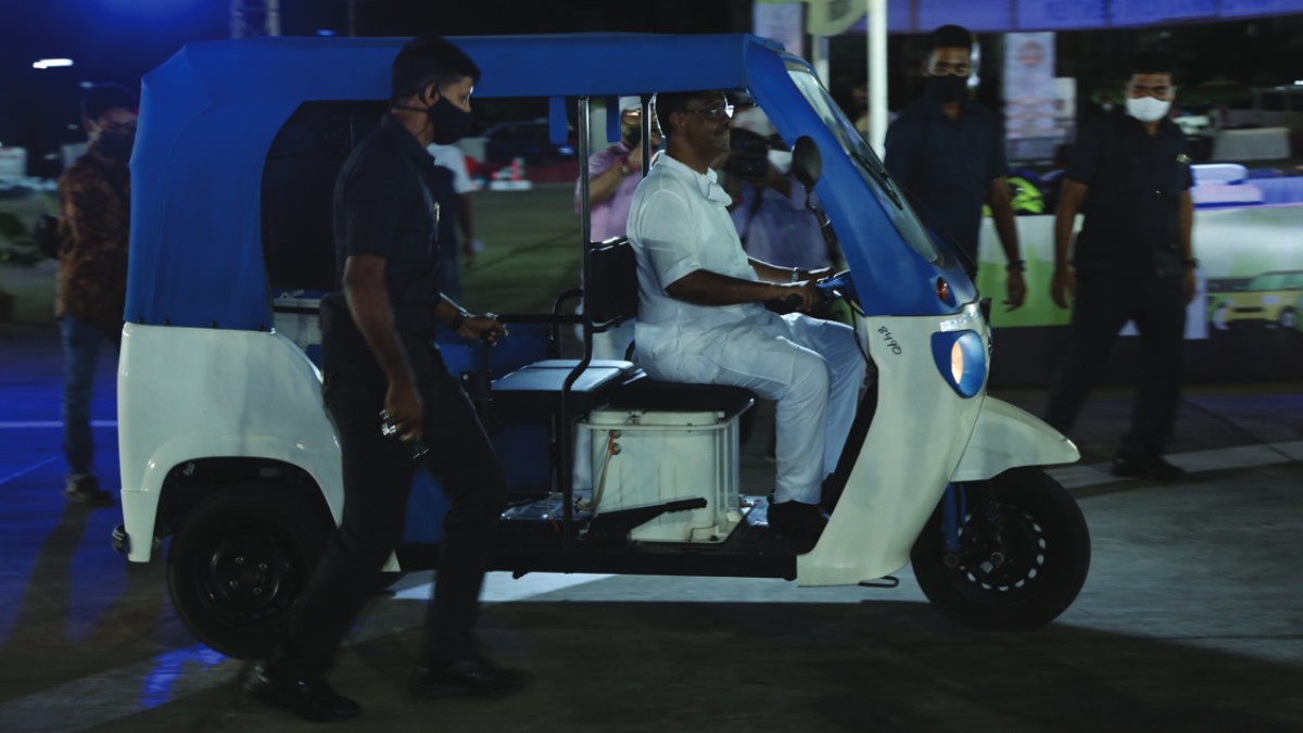 Janab Firhad Hakim, Hon’ble Minister−in Charge, Department of Transport and Housing, Government of West Bengal riding a toto in the EV Carnival