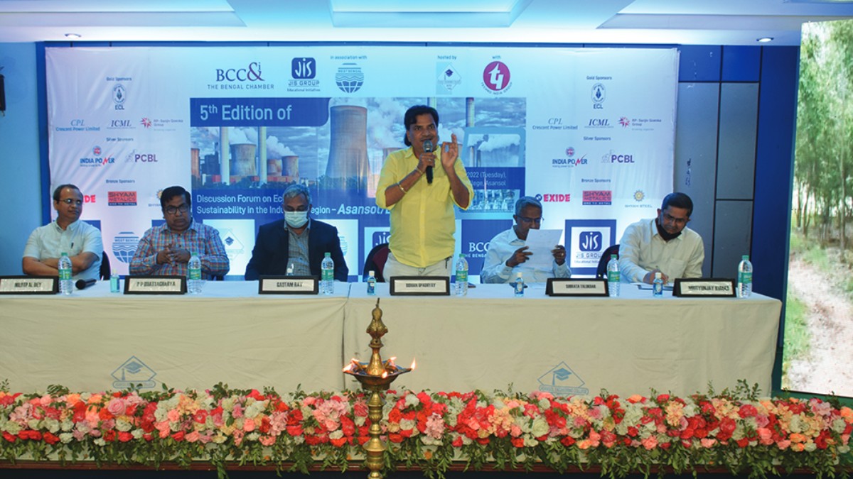 (L−R) Shri Nilotpal Dey, Secretary to GM, Eastern railway and CMEƒ EnHM, Eastern Railway; Dr. P. P. Bhattacharya, Principal, Asansol Engineering College; Shri Bidhan Upadhyay, Hon’ble Mayor, Asansol Municipal Corporation; Mr. Subrata Talukdar, President & Chief Financial Officer, Power Group, CESC Limited and Mr. Mrityunjay Kumar, General Manager (Environment & Forest), Eastern Coalfields Limited