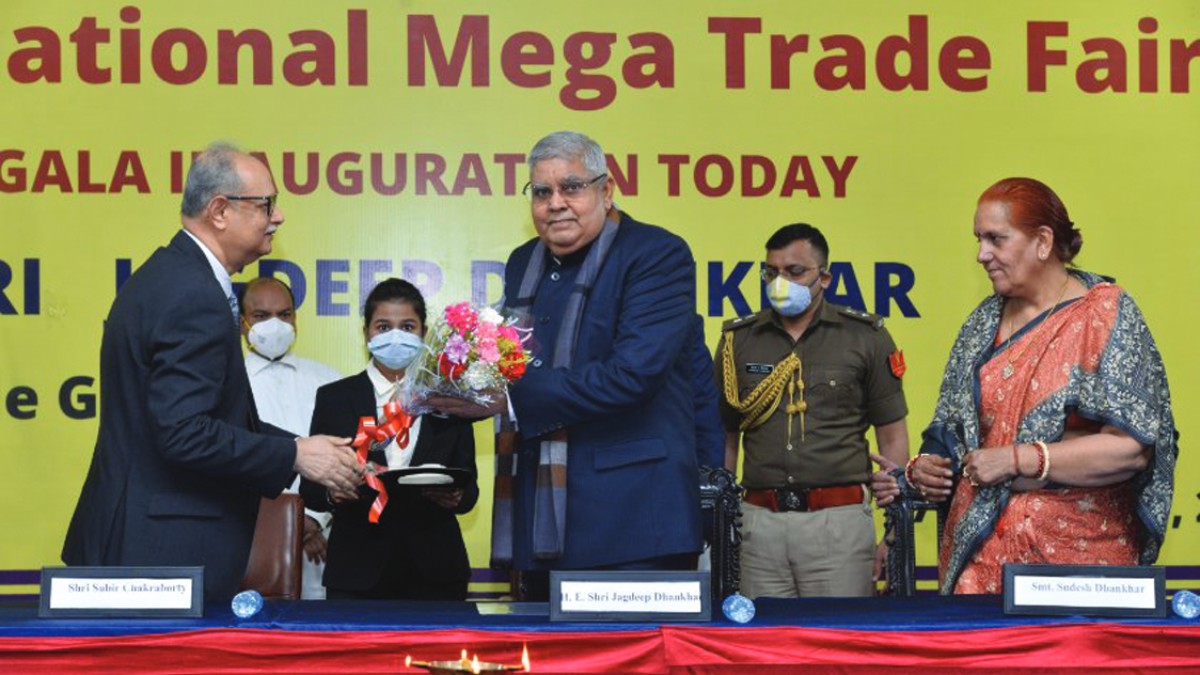 Mr. Subir Chakraborty, President Designate, The Bengal Chamber handing over the flower bouquet to Shri Jagdeep Dhankhar, Hon’ble Governor of West Bengal