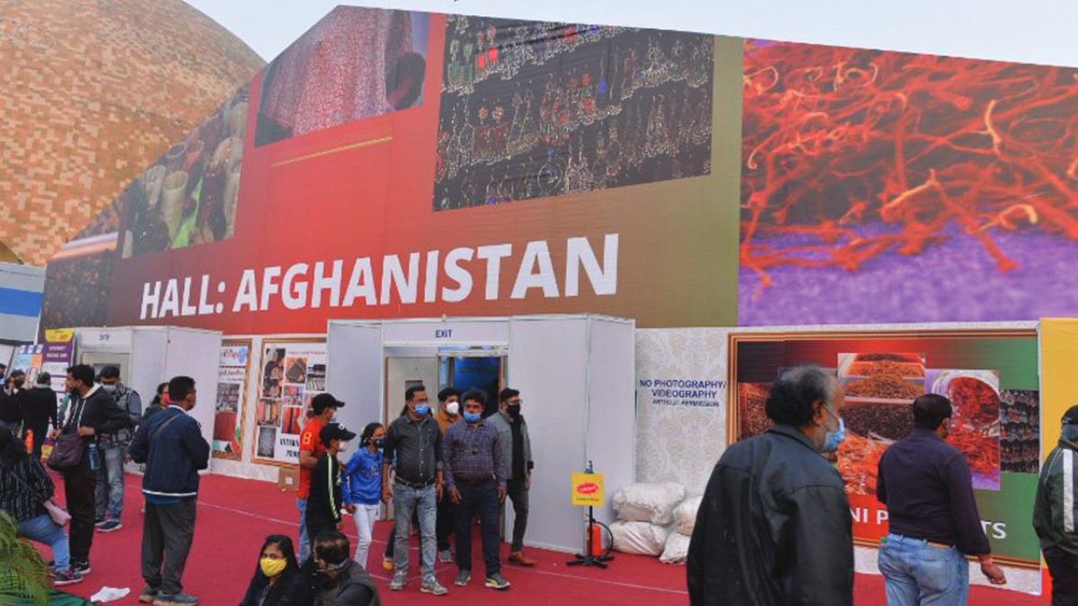 Traders and buyers in front of the Afghanistan Hall