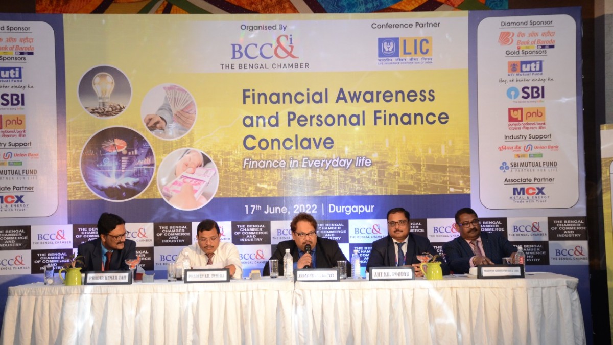 Experts’ Roundtable − “Banking and Beyond: Connecting Consumers” (L−R) Mr. Prabir Kumar Tah, General Manager, Zonal Head, Punjab National Bank, Durgapur, Mr. Pradeep Kumar Behera, Regional Head, Bank of Baroda, Burdwan Region, Mr. Arnab Chakraborty, Director, Bengal Chamber of Commerce, Mr. Ajit Kumar Poddar, Deputy General Manager (B&O), State Bank of India, Burdwan Zone, Mr. Arabinda Girish Chandra Sahu, Sr. Vice President, West Bengal Circle, Axis Bank Limited