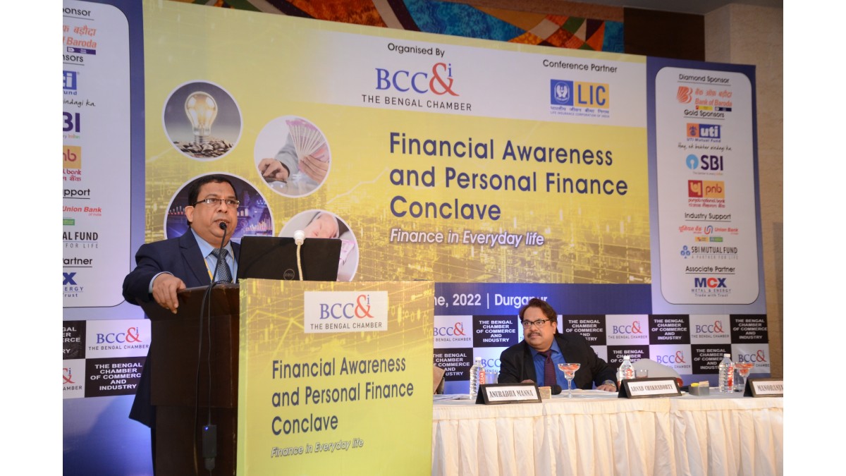 Mr. Manoranjan Das, Senior Divisional Manager, LIC of India, Asansol Division addressing the Experts’ Roundtable on “Insurance: Means of Securing your Dreams”d Mahajan, Zonal Head, East, UTI Asset Management Company Limited