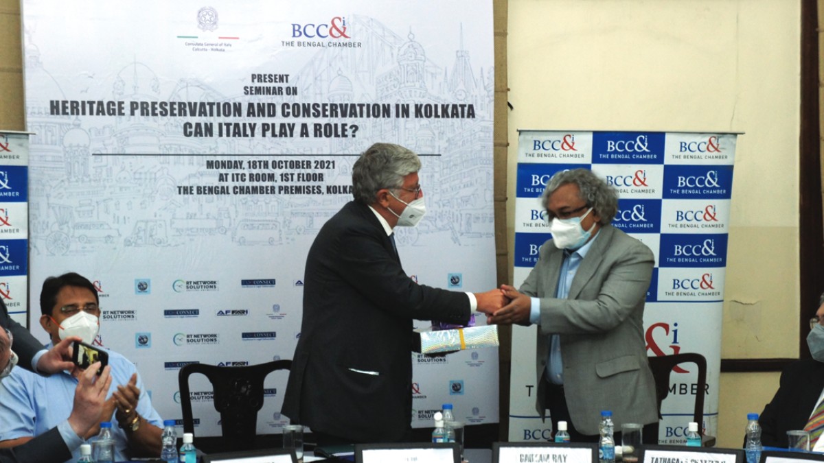 Mr. Gautam Ray, Senior Vice President , BCC&I handing over the memento to His Excellency Vincenzo De Luca, Ambassador of Italy to India