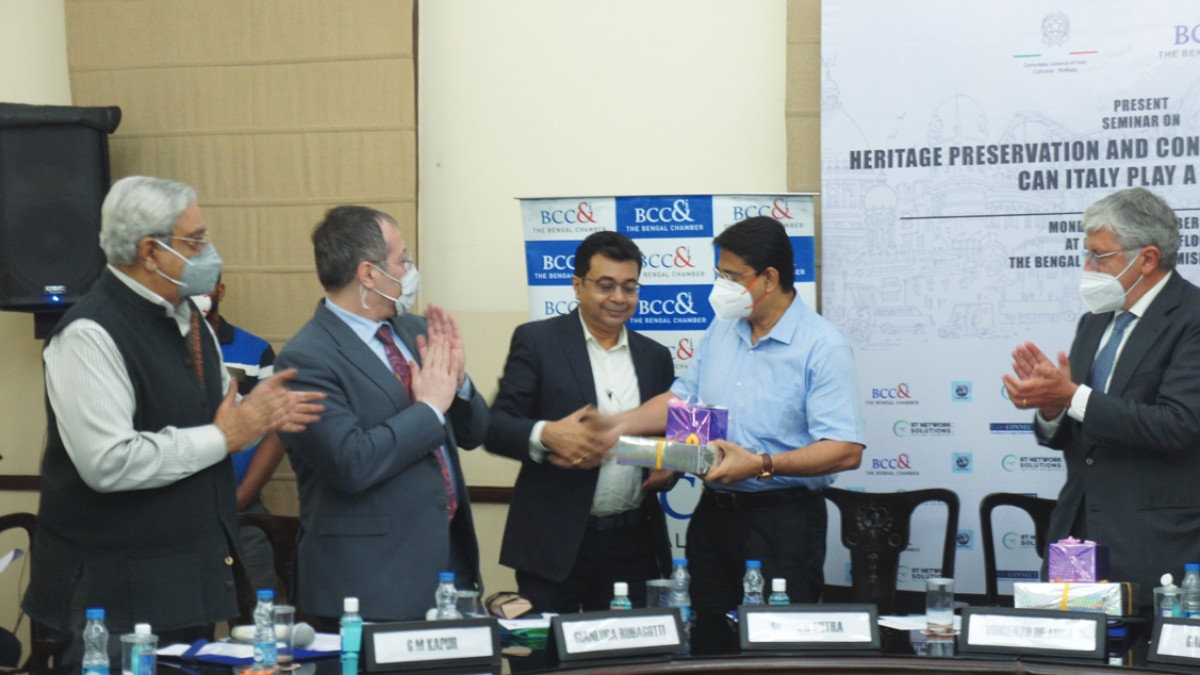 Mr. Avijit Das, Member, Heritage Committee, BCC&I and MD, Hermes Voyages Pvt. Ltd. handing over the memento to Shri Soumen Mitra, IPS, Commissioner of Police, Kolkata Police