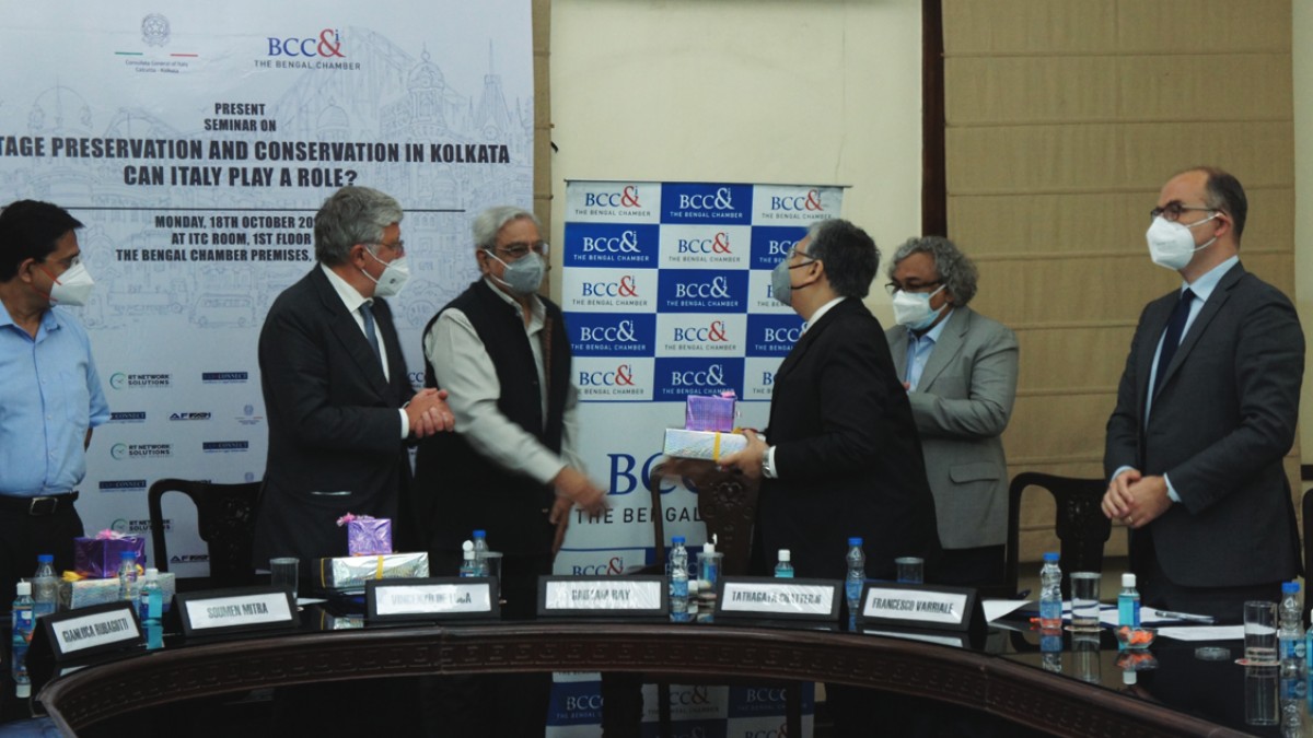 Mr. G. M. Kapur, Chairman, Heritage Committee, BCC&I handing over the memento to Professor Tathagata Chatterjee, Urban Management & Governance, Xavier University, Bhubaneswar