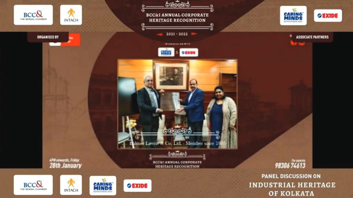 Mr. G M Kapur, Chairperson, Heritage Committee, BCC&I handing over the plaque to Mr. Adika Ratna Sekhar, Chairman and Managing Director, Balmer Lawrie & Co. Ltd