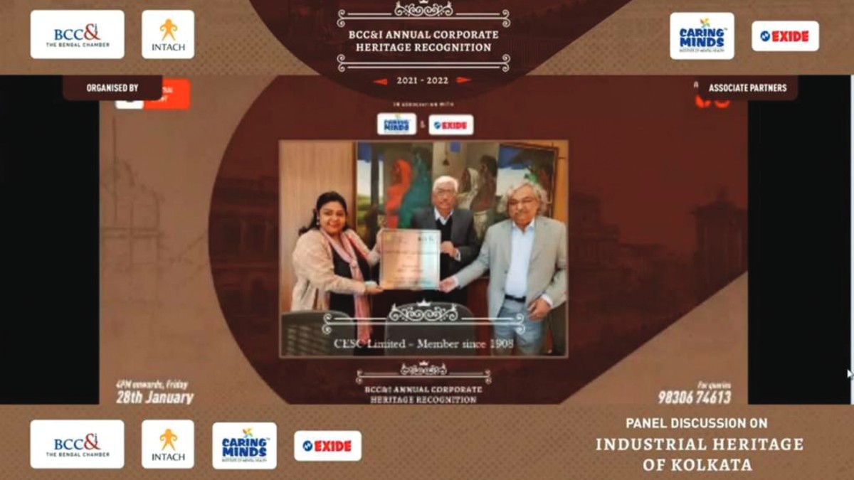 Ms. Sukanya Bose handing over the plaque to Mr. Rabi Chowdhury, Managing Director (Generation), CESC Limited