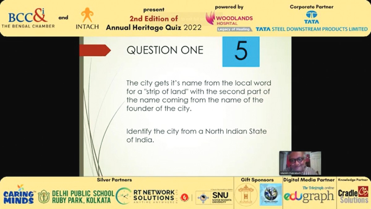 Prof. Manish Chakraborti, Professor & Head, School of Architecture & Planning, Sister Nivedita University putting forward a question of the Guest Round to the finalists