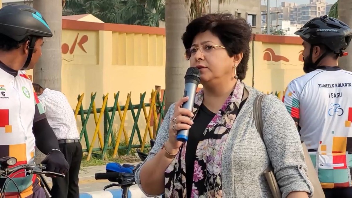 Ms. Reshmi Chatterjee, Co−chairperson, Heritage Committee, and Entrepreneur Curator, Halo Heritage addressing the participants