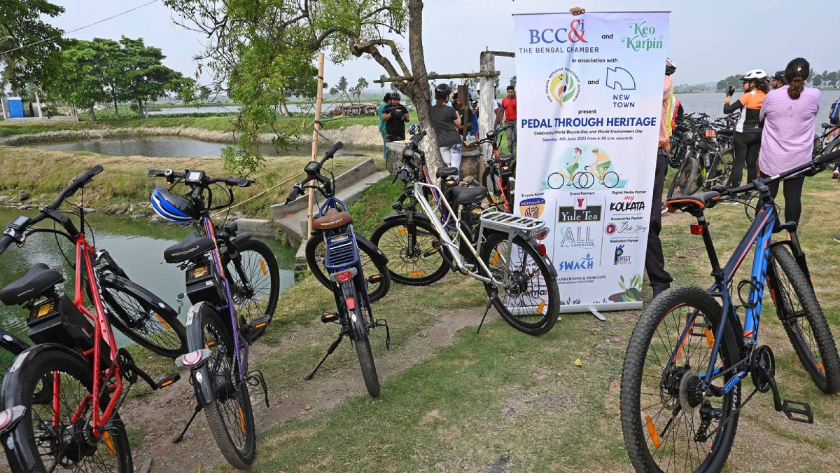 Tour Mid−Point at East Kolkata Wetlands (Chacker Bherry)