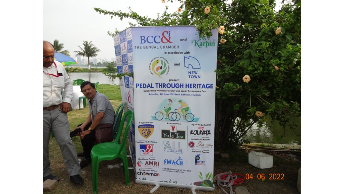 Tour Mid−Point at East Kolkata Wetlands (Chacker Bherry)