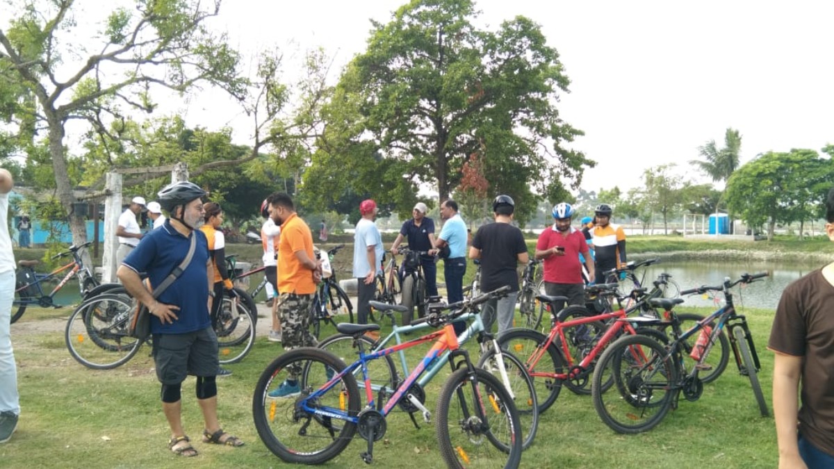 Tour Mid−Point at East Kolkata Wetlands (Chacker Bherry)