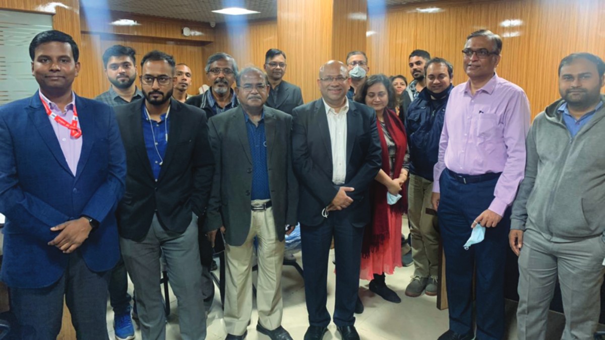 Mr. Abhishek Kumar, Deputy Director, Software Technology Park of India (L) with the mentors of the WEBEL BCC&I Tech Incubation Centre Mr. K. K. Mahapatra (C), Advisor, Digital transformation, Techverita and Ex−chief IT advisor & Head INFOCOM ABP Pvt. Ltd; Mr. Kalyan Kar (C), Co−founder and Managing Director, Inqube Innoventures Pvt. Ltd; Mr. Subho Samanta (R), Founder, Diracsol Business Solutions Pvt. Ltd, the incubates and The Bengal Chamber Secretariat team