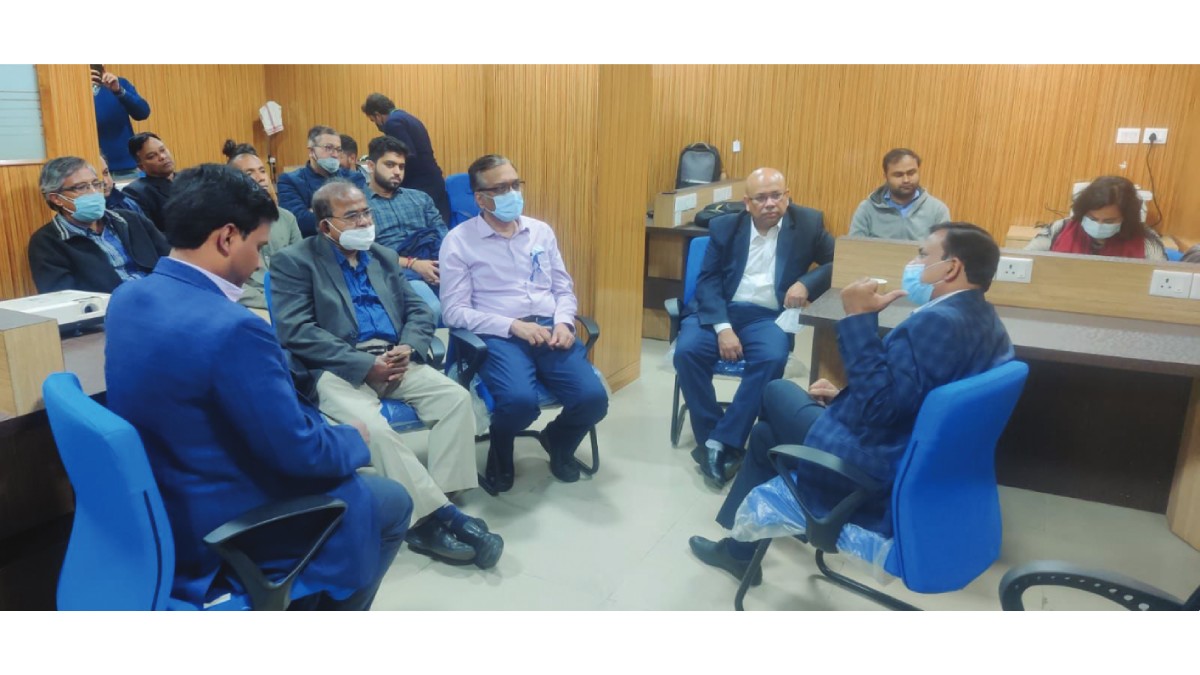 Mr. Manjit Nayak, Director, Software Technology Park of India (R) with Mr. Abhishek Kumar, Deputy Director, Software Technology Park of India (L), the mentors of the WEBEL BCC&I Tech Incubation Centre Mr. K. K. Mahapatra (C), Advisor, Digital transformation, Techverita and Ex−chief IT advisor & Head INFOCOM ABP Pvt. Ltd, Mr. Kalyan Kar (C), Co−founder and Managing Director, Inqube Innoventures Pvt. Ltd, Mr. Subho Samanta (C), Founder, Diracsol Business Solutions Pvt. Ltd, the incubates and The Bengal Chamber Secretariat team
