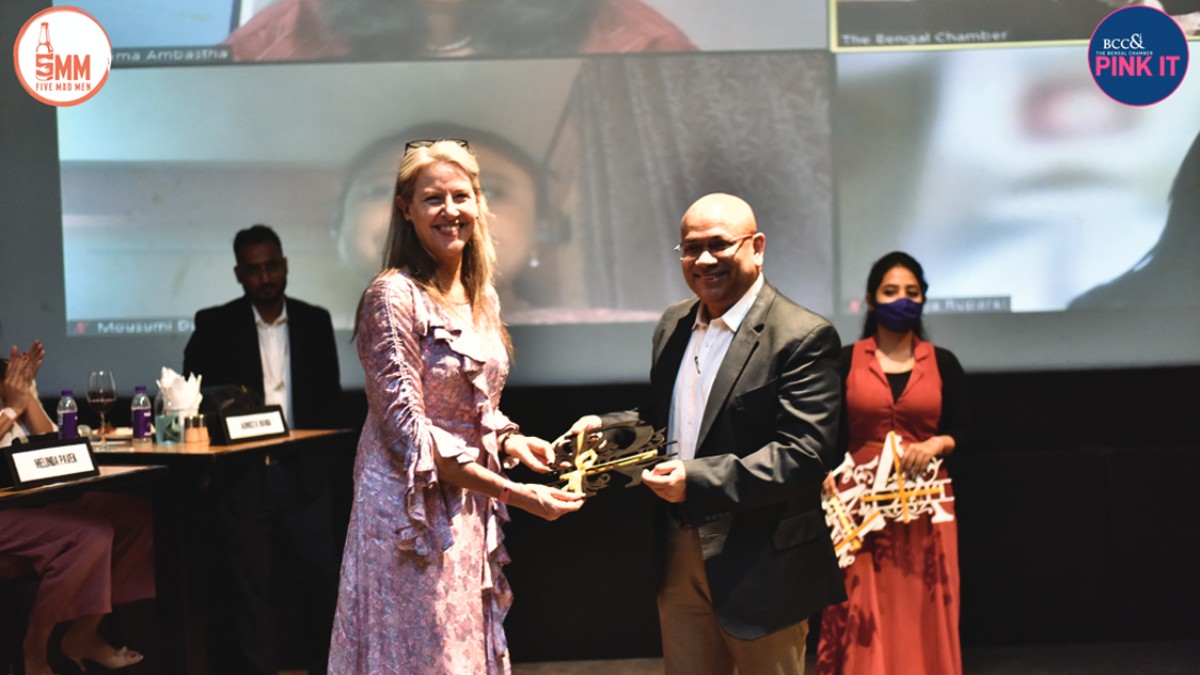 Mr. Kalyan Kar, Member, IT Committee, The Bengal Chamber and Co−Founder & Managing Director presenting memento to Ms. Rowan Ainsworth, Australian Consul General in Kolkata