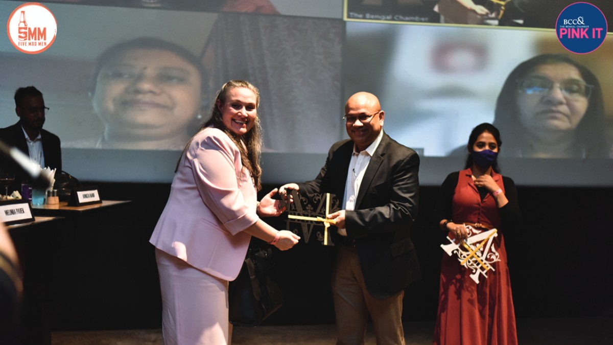 Mr. Kalyan Kar, Member, IT Committee, The Bengal Chamber and Co−Founder & Managing Director presenting memento to Ms. Melinda Pavek, US Consul General in Kolkata