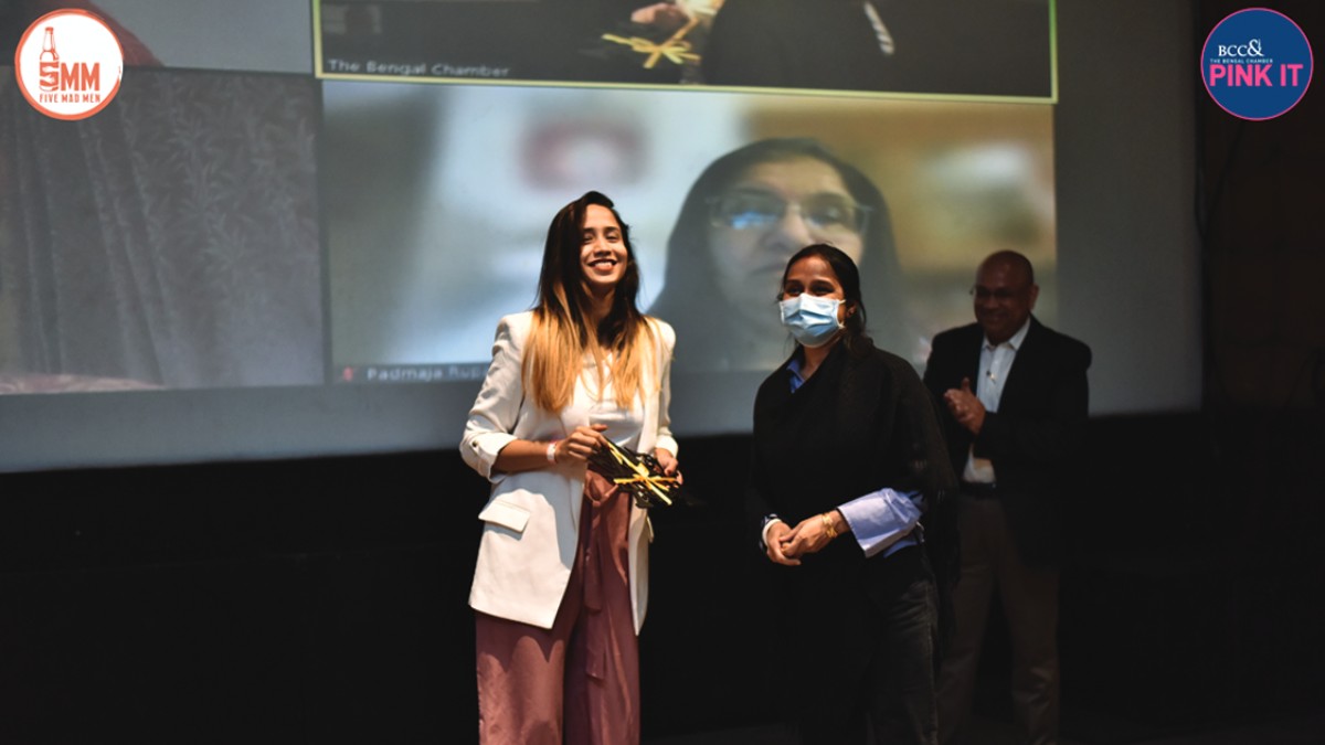 Ms. Srabanti Roy Kundu, Member, IT Committee, The Bengal Chamber and GM−IT, Hindalco Industries Limited presenting memento to Ms. Aunkita Nandi, Tier5 Technology Solutions Pvt Ltd