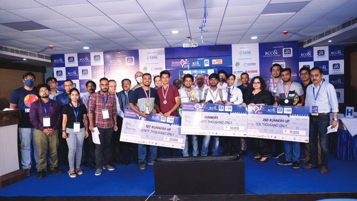 The winners with the dignitaries−Prof. Amitava Ghosh, Senior Faculty, CDAC−Kolkata; Mr. Soumen Nayek, CDAC−Kolkata; Mr. Ambica Banerjee, HR Consulatent− HR Department, Nimbus Systems Pvt. Ltd.; Mr. Manjit Nayak, Director, STPI Bengal; Mr. Sanjay Kumar Das, Joint Secretary, IT & E Department, Government of West Bengal; Mr. Angshuman Bhattacharya, Member, IT Committee, The Bengal Chamber of Commerce and Industry CEO and Founder, SIBIA Analytics and Consulting Services PL; Mr. K KMahapatra, Member, IT Committee, The Bengal Chamber of Commerce and Industry; Mr. Diptendu Dutta, Managing Director, Aunwesha Knowledge Technologies Pvt Ltd; Dr. Nabarun Bhattacharya, Member, IT Committee, The Bengal Chamber of Commerce and Industry and Senior Director & Centre Head, CDAC− Kolkata; Mr. Rupam Bhattacharjee, Chief Manager, Sales and Business Development, State Bank of India; Mr. Debajyoti Banerjee, Founder and CEO, Seven Boats Info−System Pvt. Ltd.; the Quiz Masters − Mr. Kingshuk Biswas and Mr. Auritro Chowdhur          y and The Bengal Chamber Secretariat− Ms. Angana Guha Roy Chowdhury, Director and Head−Operations, The Bengal Chamber of Commerce and Industry; Mr. Sambit Dasgupta, Assistant Director, The Bengal Chamber of Commerce and Industry and Ms. Sankalpita Aich, Programme Executive, The Bengal Chamber of Commerce and Industry
