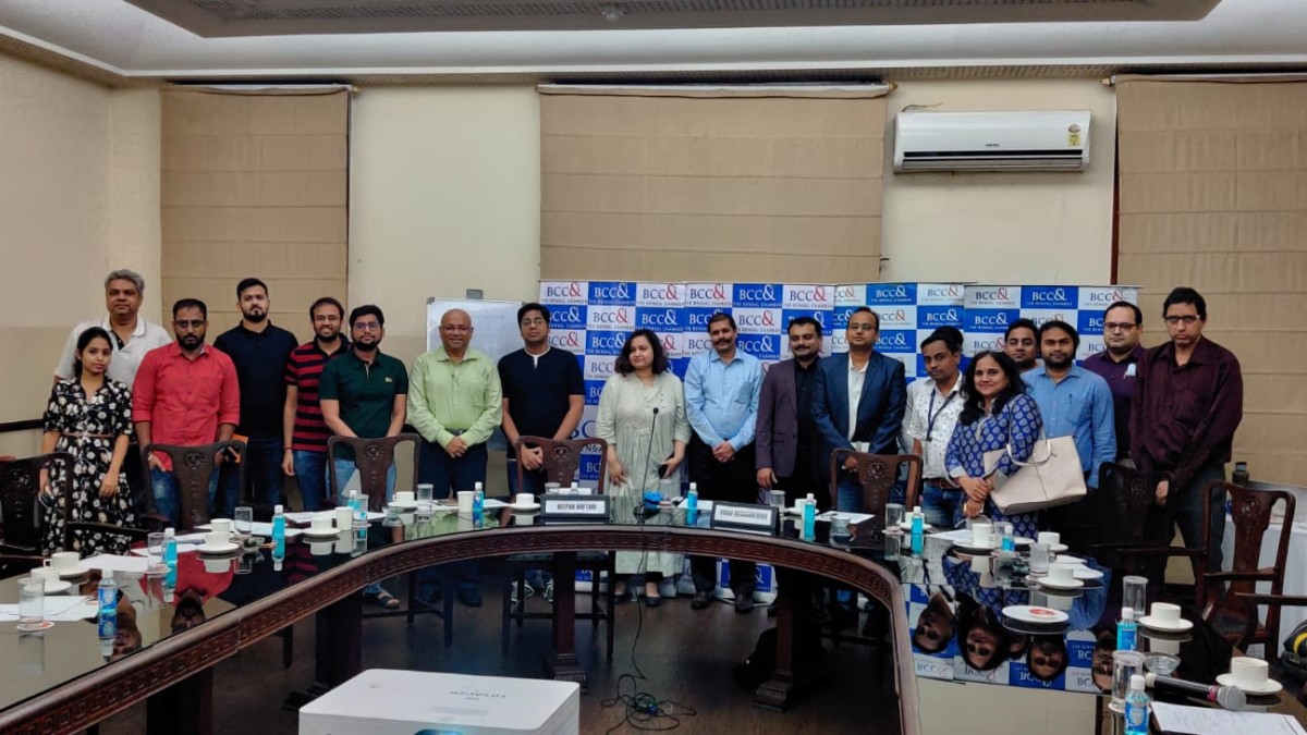 Mr. Vinod Reghunathan, Internet Entrepreneur and Mr. Deepak Daftari, Chairperson, Entrepreneurs Committee, The Bengal Chamber of Commerce and Industry and Mentor, WEBEL− BCC&I Tech Incubation Centre and Director and CEO, eSiksha.com− DD Web Vision Pvt Ltd. with the participants and the Chamber Secretariat