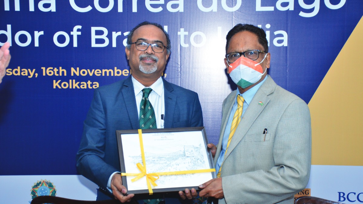 Mr. Abraham George Stephanos, President, BCC&I, presenting memento to Mr. Pradeep Khemka, Honorary Director and Treasurer of Consular Corps of Kolkata and Director, Khemka Group of Cos