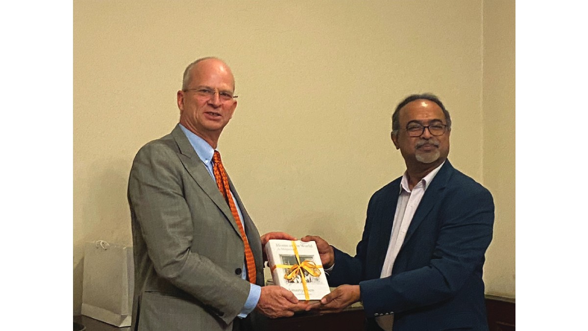 Mr. Abraham George Stephanos, President, The Bengal Chamber of Commerce and Industry and Managing Director, Tata Steel Downstream Products Limited presenting memento to Mr. HANS Jacob Frydenlund, Ambassador of Norway to India