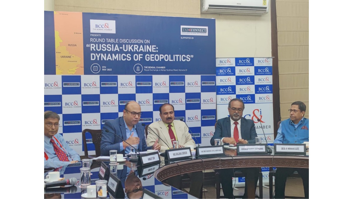 L-R: Dr. Abhijit Sen, Past President, The Bengal Chamber of Commerce and Industry; Dr. Nilanjan Ghosh, Director, Centre for New Economic Diplomacy & ORF Kolkata Centre, Observer Research Foundation; with Air Chief Marshal (Rtd.) Arup Raha, Honorary Member and Ambassadeur Extraordinaire, The Bengal Chamber and President, CENERS− K; Mr. Abraham George Stephanos, President, The Bengal Chamber of Commerce and Industry and Managing Director, Tata Steel Downstream Products Limited; Mr. Deb A Mukherjee, Immediate Past President, The Bengal Chamber of Commerce and Industry
