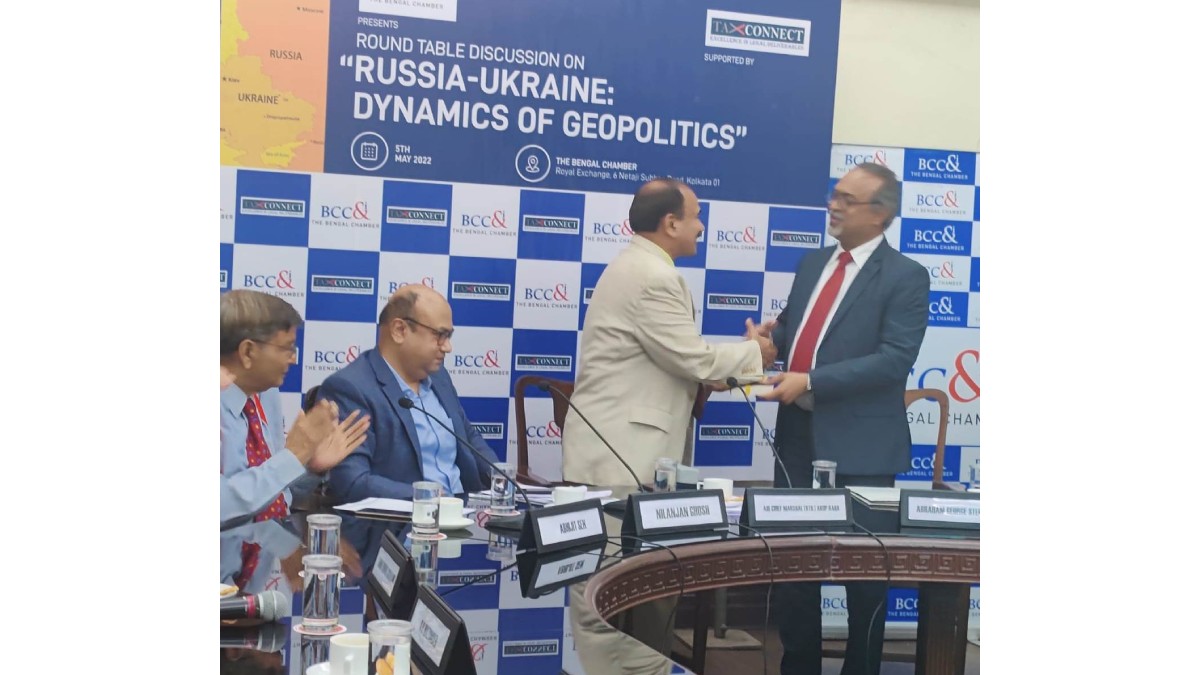 Mr. Abraham George Stephanos, President, The Bengal Chamber of Commerce and Industry and Managing Director, Tata Steel Downstream Products Limited presenting memento to Air Chief Marshal (Rtd.) Arup Raha, Honorary Member and Ambassadeur Extraordinaire, The Bengal Chamber and President, CENERS−K