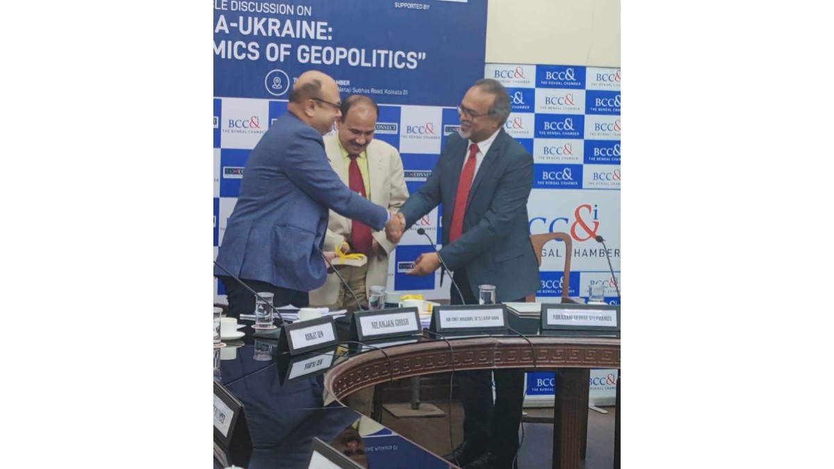 Mr. Abraham George Stephanos, President, The Bengal Chamber of Commerce and Industry and Managing Director, Tata Steel Downstream Products Limited presenting memento to Dr. Nilanjan Ghosh, Director, Centre for New Economic Diplomacy & ORF Kolkata Centre, Observer Research Foundation