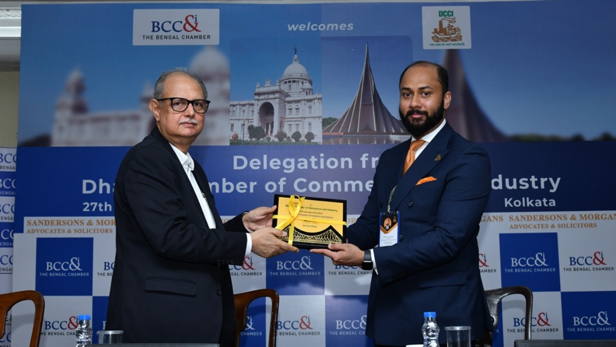 Mr. Subir Chakraborty, President Designate, The Bengal Chamber of Commerce and Industry and Managing Director & Chief Executive Officer, Exide Industries Limited presenting memento to Mr. Rizwan- ur Rahman, President, Dhaka Chamber of Commerce and Industry
