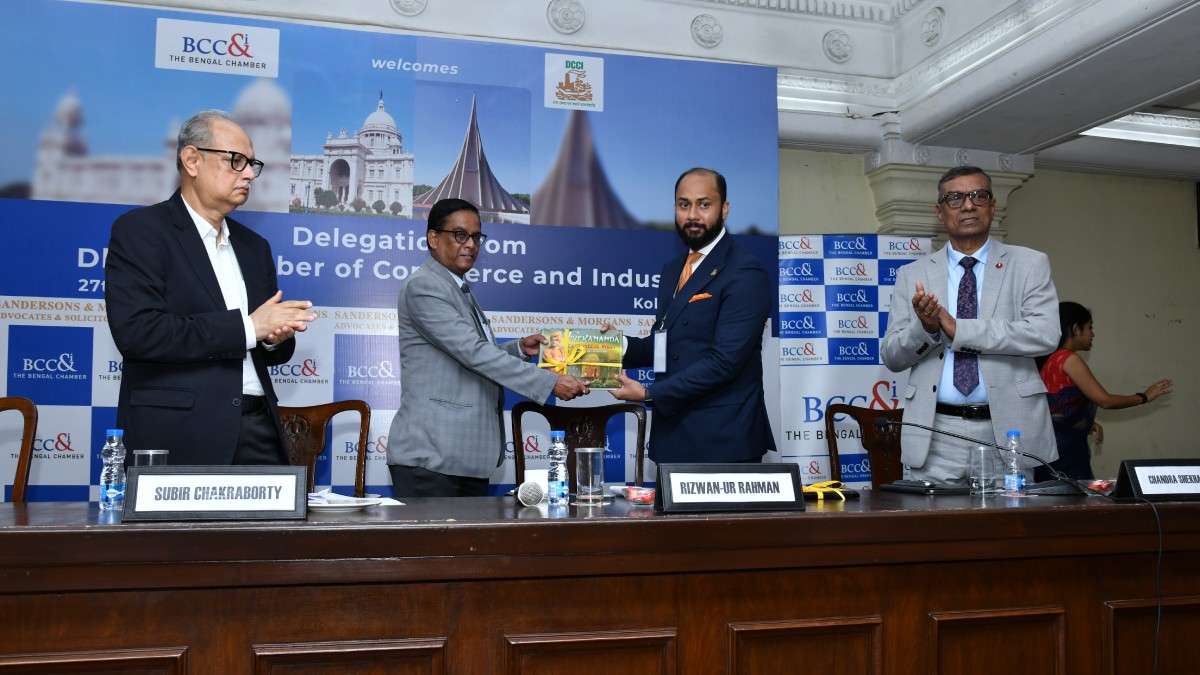 Mr. Prasanta Kumar Dutt, Co−Chairperson, Legal Committee, The Bengal Chamber and Industry and Partner, Sandersons & Morgans presenting memento to Mr. Rizwan-ur Rahman, President, Dhaka Chamber of Commerce and Industry