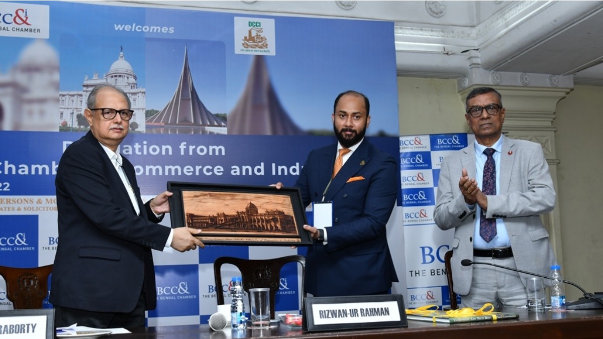 Mr. Rizwan-ur Rahman, President, Dhaka Chamber of Commerce and Industry presenting memento to Mr. Subir Chakraborty, President Designate, The Bengal Chamber of Commerce and Industry and Managing Director & Chief Executive Officer, Exide Industries Limited