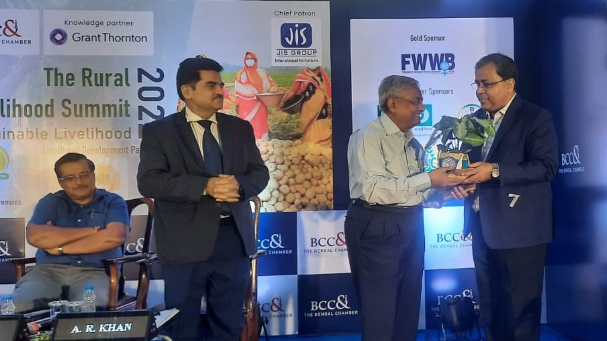Mr. Jayanta Chakraborty, Chairperson − Agriculture and Rural Development Committee, BCC&I; Senior General Manager, Indofil Industries Limited felicitating Shri Pradip Kumar Mazumdar, Advisor to the CM office West Bengal, Agriculture & Allied Sector, Government of West Bengal