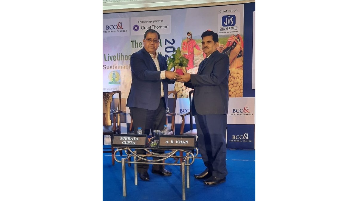 Mr. Jayanta Chakraborty, Chairperson − Agriculture and Rural Development Committee, BCC&I; Senior General Manager, Indofil Industries Limited felicitating Dr. A.R Khan, CGM, NABARD