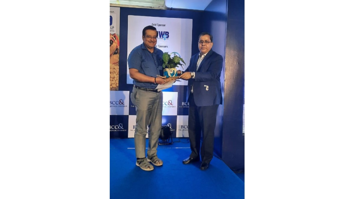 Mr. Jayanta Chakraborty, Chairperson − Agriculture and Rural Development Committee, BCC&I; Senior General Manager, Indofil Industries Limited felicitating Dr. Subrata Gupta, IAS, Additional Chief Secretary, Department of Food Processing Industries and Horticulture, Government of West Bengal
