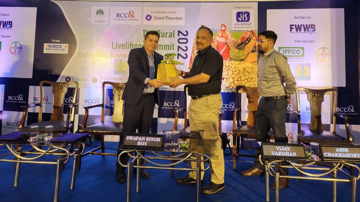 Mr. Manoj Kharb, Director, Grant Thornton Bharat LLP felicitating Mr. Vijay Vardhan, General Manager Operations, ITC Limited