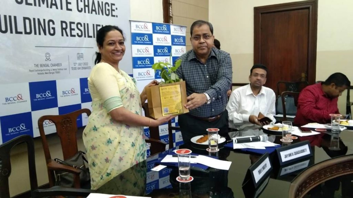 Mr. Jayanta Chakraborty, Chairperson − Agriculture and Rural Development Committee, The Bengal Chamber of Commerce and Industry; Consultant, Indofil Industries Limited presenting the token of appreciation to Dr. Indu K Murthy