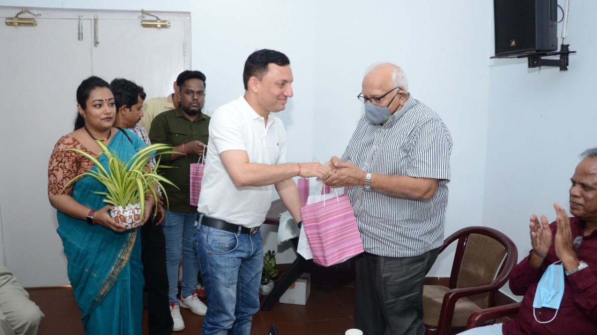 Mr. Tanmoy Banerjee, Senior Member of Heritage Committee, The Bengal Chamber and Director, RT Network Solutions Pvt. Ltd. handing over Memento to Panelist Mr. Amol GHOSH, Renowned Filmmaker and Social Activist