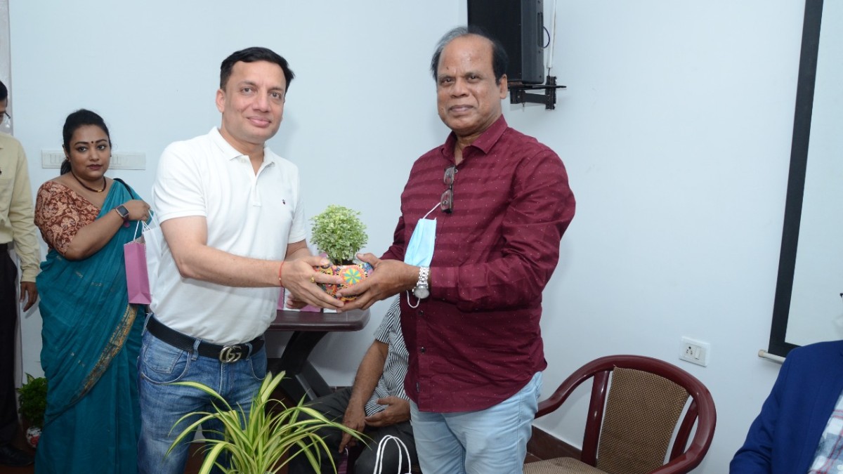 Mr. Tanmoy Banerjee, Senior Member of Heritage Committee, The Bengal Chamber and Director, RT Network Solutions Pvt. Ltd. handing over Memento to Panelist Mr. Shyamal Dutta, Eminent Actor