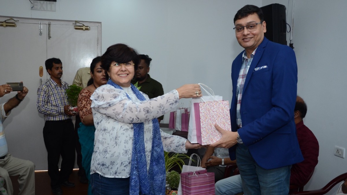 MS. Reshmi Chatterjee, Co−chairperson of Heritage Committee, The Bengal Chamber and Entrepreneur and Curator, Halo heritage handing over Memento to Panelist Mr. Subhrajit Mitra, Director − “Avijatrik” 