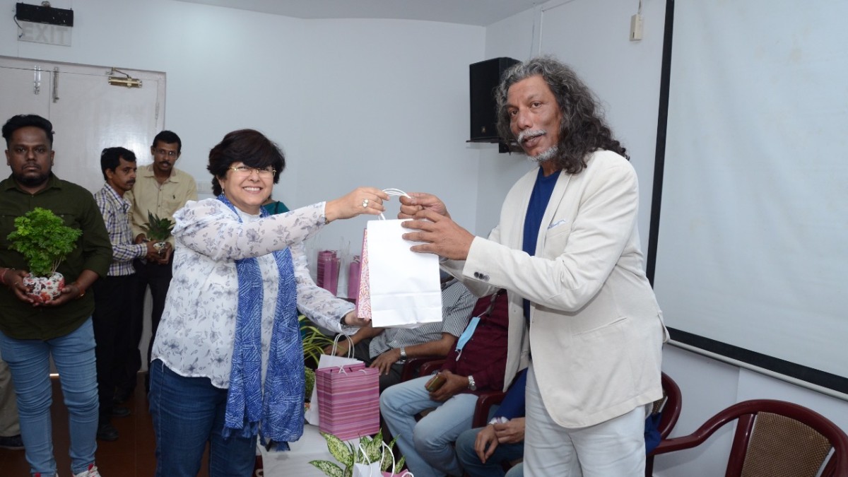 MS. Reshmi Chatterjee, Co−chairperson of Heritage Committee, The Bengal Chamber and Entrepreneur and Curator, Halo heritage handing over Memento to Panelist Moderator Mr. Arijit Dutta, MD, Priya Entertainments Pvt Ltd