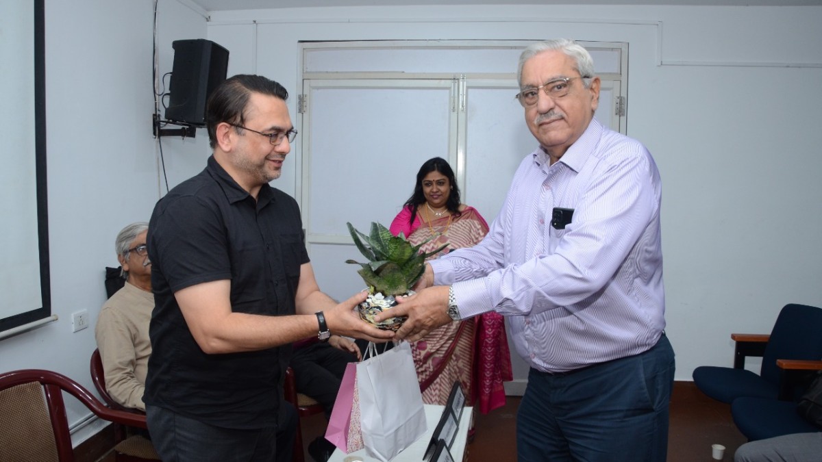 Mr. G M Kapur, Chairperson, Heritage Committee and State Convenor, INTACH handing over Memento to Panelist Mr. Gaurang Jalan, Producer − “Avijatrik” 