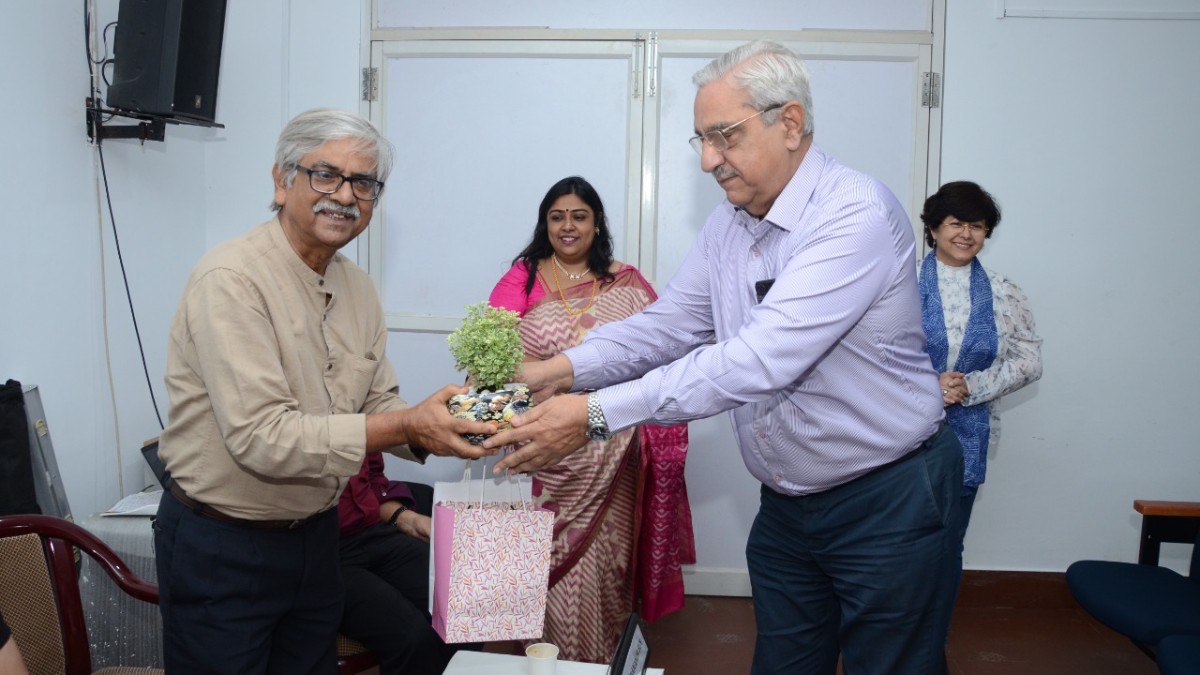 Mr. G M Kapur, Chairperson, Heritage Committee and State Convenor, INTACH handing over Memento to Panelist Prof. Sanjoy Mukhopadhyay, Professor, Department of Film Studies, Jadavpur University