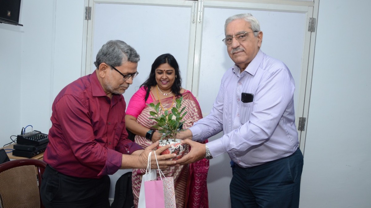 Mr. G M Kapur, Chairperson, Heritage Committee and State Convenor, INTACH handing over Memento to Panelist Prof. Nabinananda Sen, Associate Professor, Department of Business Management, University of Calcutta