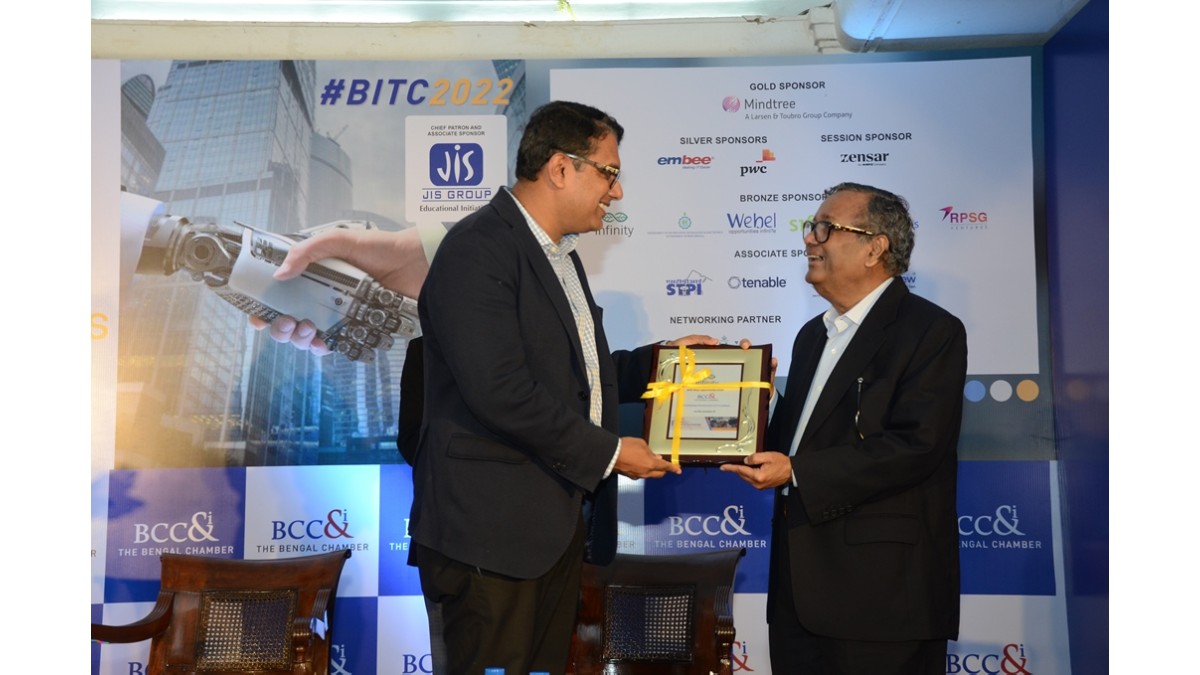 Mr. Arnab Basu, Vice President and Chairperson, IT Committee, The Bengal Chamber and Advisory Leader and Partner, PricewaterhouseCoopers Pvt. Ltd. felicitating Mr. Ravindra Chamaria, Chairman, Infinity Group for facilitating IT Infrastructure in Kolkata