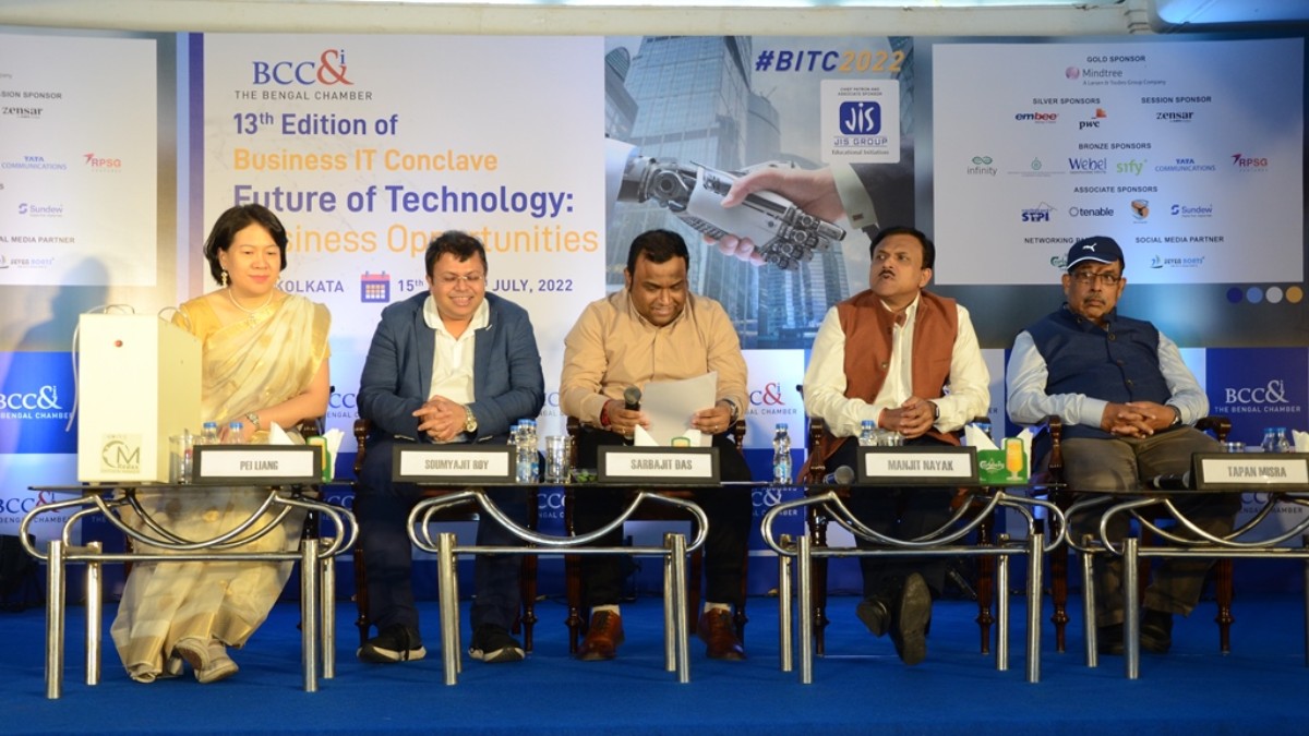 L-R: Prof. Dr. Pei Liang, COO, Solaire Initiative Pvt Ltd; Dr. Soumyajit Roy, Co−Founder, Solaire Initiative Pvt Ltd; Mr. Sarbajit Das, Mentor, WEBEL− BCC&I Tech Incubation Center; Member, IT Committee, The Bengal Chamber of Commerce and Industry and Founder & CEO, Sun Dew Solutions Pvt. Ltd (Session Moderator); Mr. Manjit Nayak,  Director,  STPI  West Bengal;  Dr. Tapan  Misra, Founding Director, SISIR Radar and Former Director, Space Applications  Centre  (ISRO)