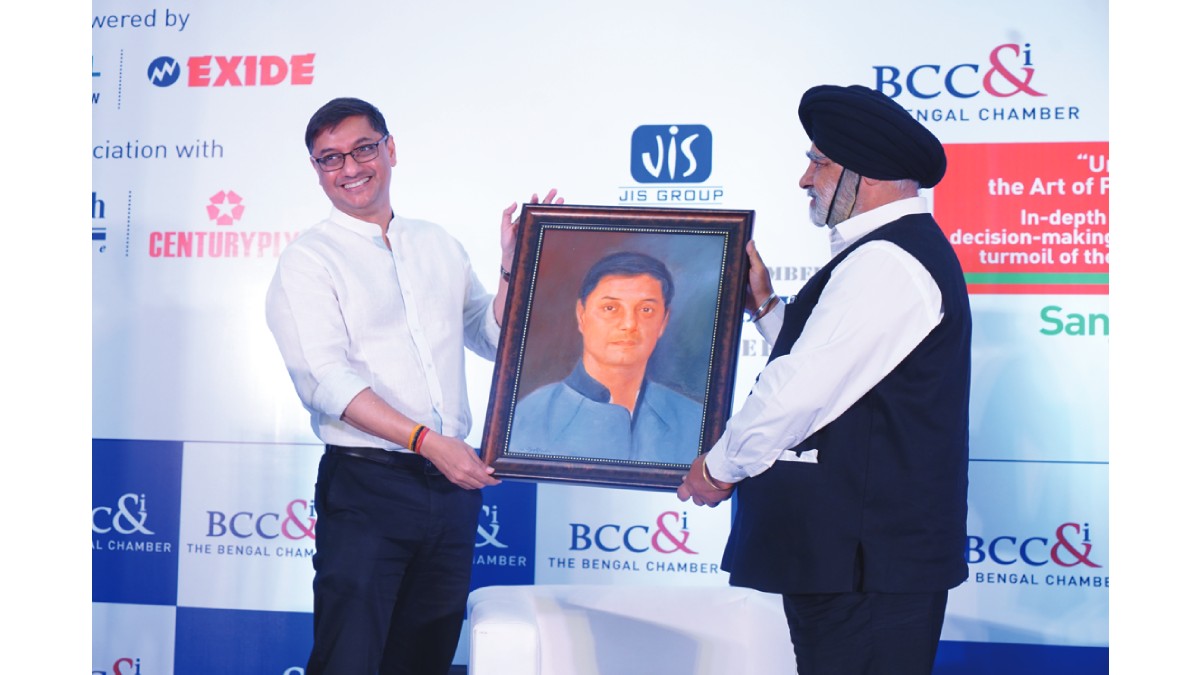 Mr. Taranjit Singh, MD, JIS Group and Chief Patron, BCC&I, handing over a Memento to Mr Sanjeev Sanyal