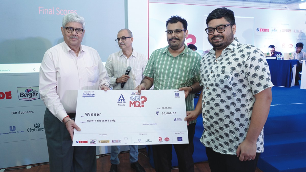 Prize and Gift Hampers being given to Mr. Bedbyas Datta and Mr.Debanjan Bose − the Winning Team (SVIMS & Glance) by Mr. Anoop Hoon Chairperson, Marketing & Brand Committee of The Bengal Chamber