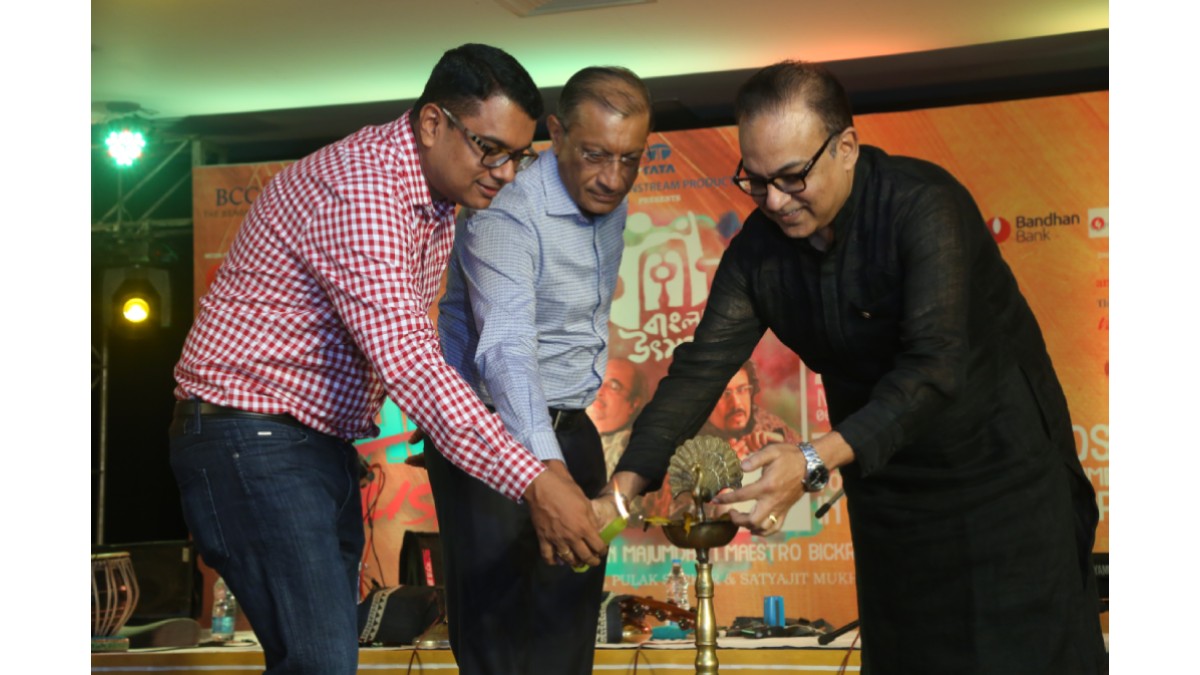 Lamp lighting by Mr. Arindam Sil, Chairperson, Films, Music and Entertainment Committee The Bengal Chamber, Mr. Arnab Basu, Advisory Leader, Pricewaterhouse Coopers Pvt. Ltd. and Vice President The Bengal Chamber, Mr. Joydeep Datta Gupta, Partner Deloitte India and President Tollygunge Club