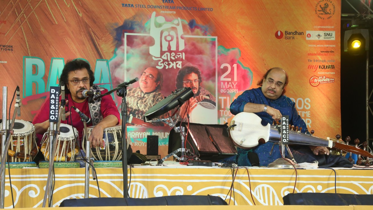 Pandit Bickram Ghosh and Pandit Tejendra Narayan Majumdar during the performance